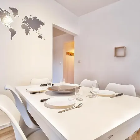 ✩ L'etoile ✩ 6 Personnes ✩ Musee Auto ✩ Rbnb ✩ Apartament Miluza